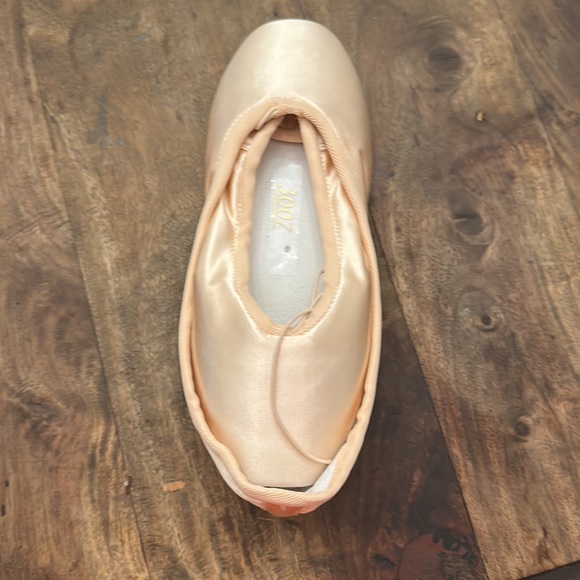 Brand new 3007 Nikolay pointe shoes (71/2, XXX, M) - Picture 6 of 16